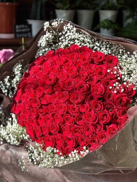 プロポーズに贈る108本のバラ