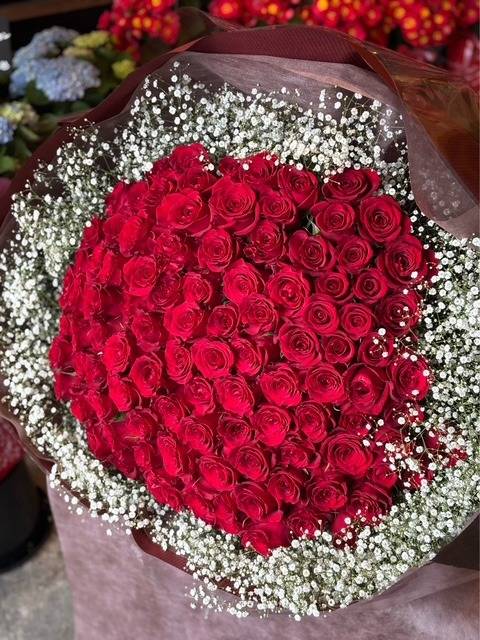 プロポーズに贈る108本のバラとカスミ草