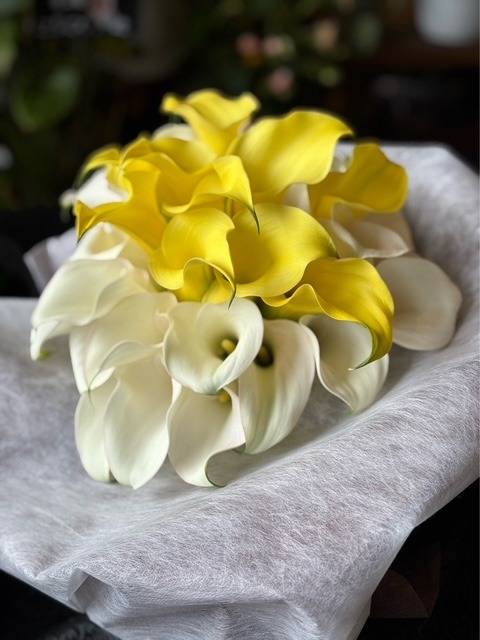 お誕生日に贈るカラーの花束