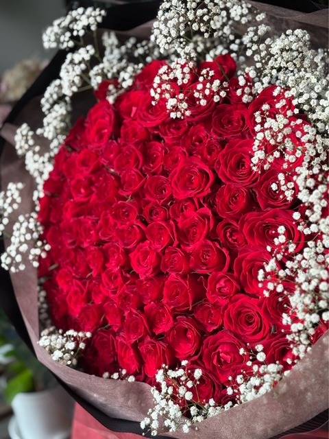 プロポーズに贈る108本のバラとカスミ草